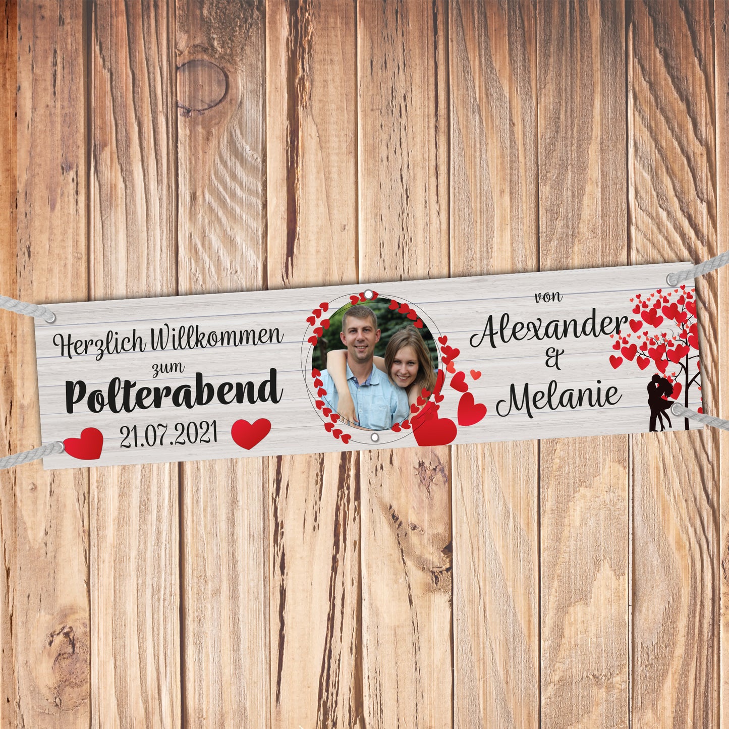 Banner Polterabend -personalisiert mit Foto und Namen + Datum. Auf Holzhintergrund. Mit roten Herzen und Silhouette von Liebespaar unter herzen Baum.