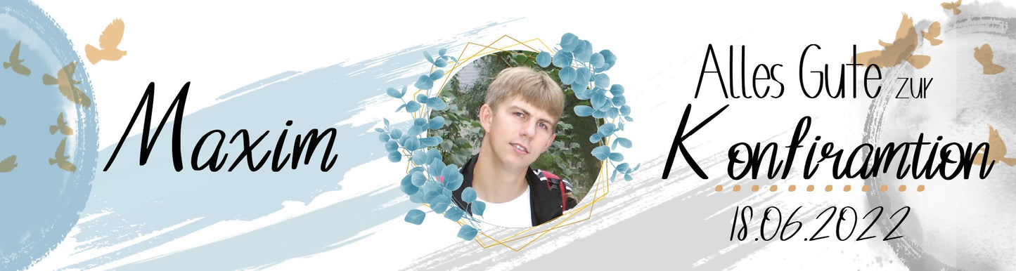 Banner Jugendweihe. Schriftzug: Alles Liebe zur Konfirmation. Mit Foto, Namen und Datum personalisierbar. Farbe hellblau mit grauen Akzenten. Tauben und Eukalyptus Kranz hellblau. Holzhintergrund